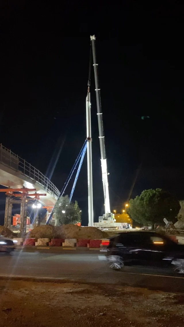 Majadahonda coloca el mástil principal en la rotonda sobre la M-503